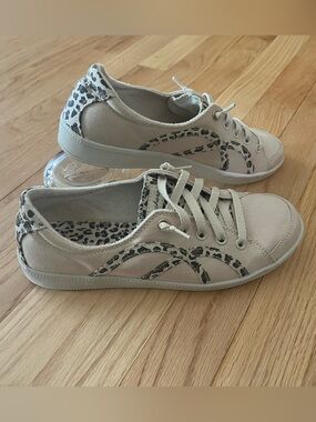 Skechers Women's Madison Ave Her Instinct Cheetah Print Shoes
Sneakers Size 7.5